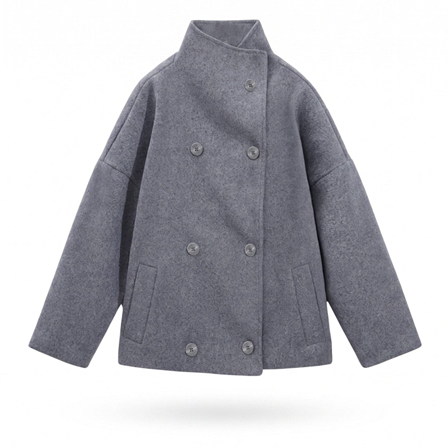 Kvinde iført en sort kort peacoat med høj krave over en stribet top og lyse jeans._6