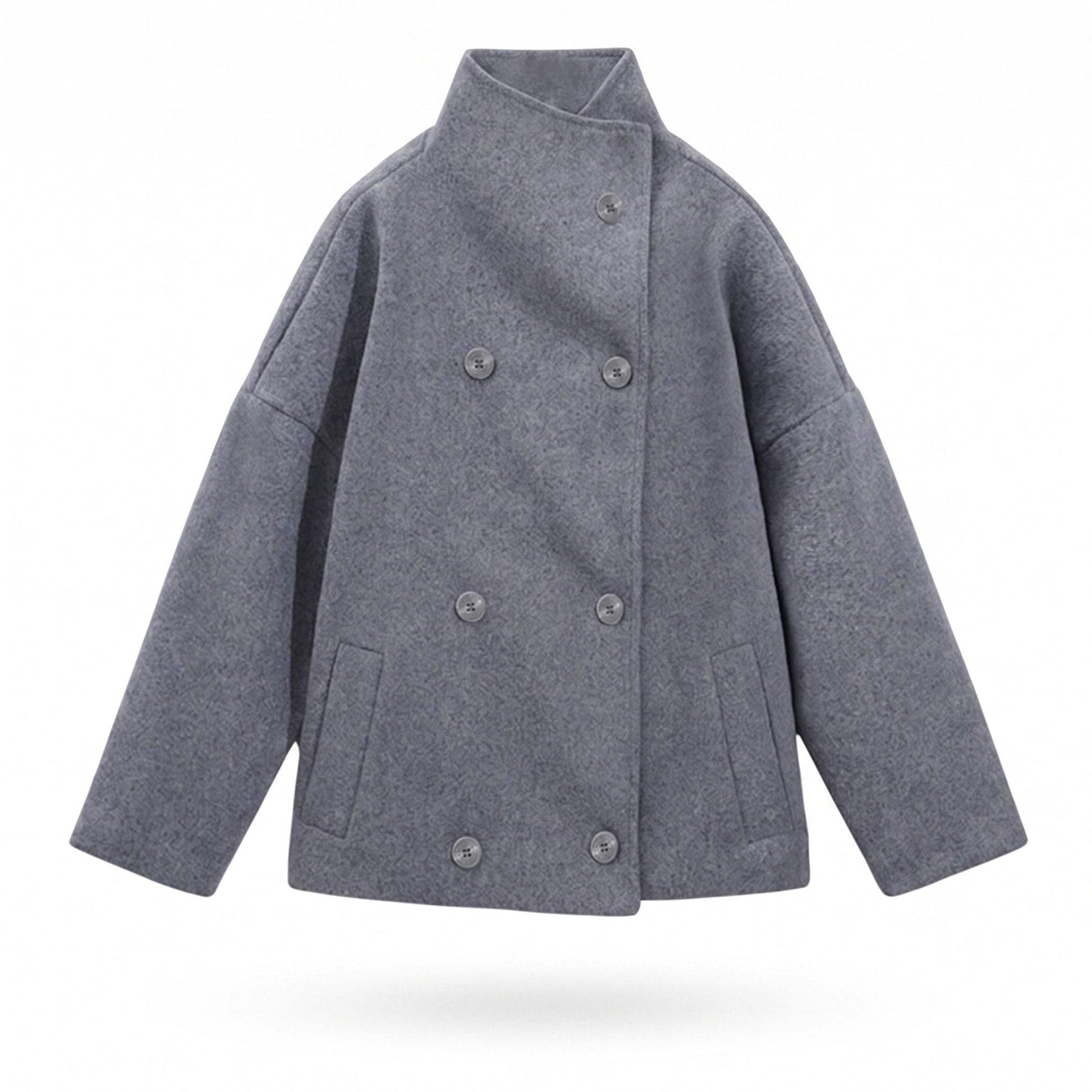 Kvinde iført en sort kort peacoat med høj krave over en stribet top og lyse jeans._6