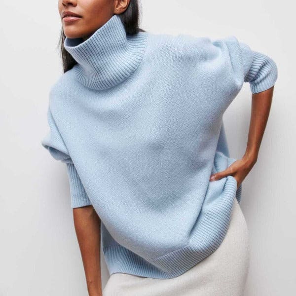 Kvinde iført lyseblå kortærmet sweater med høj hals og oversize pasform_0