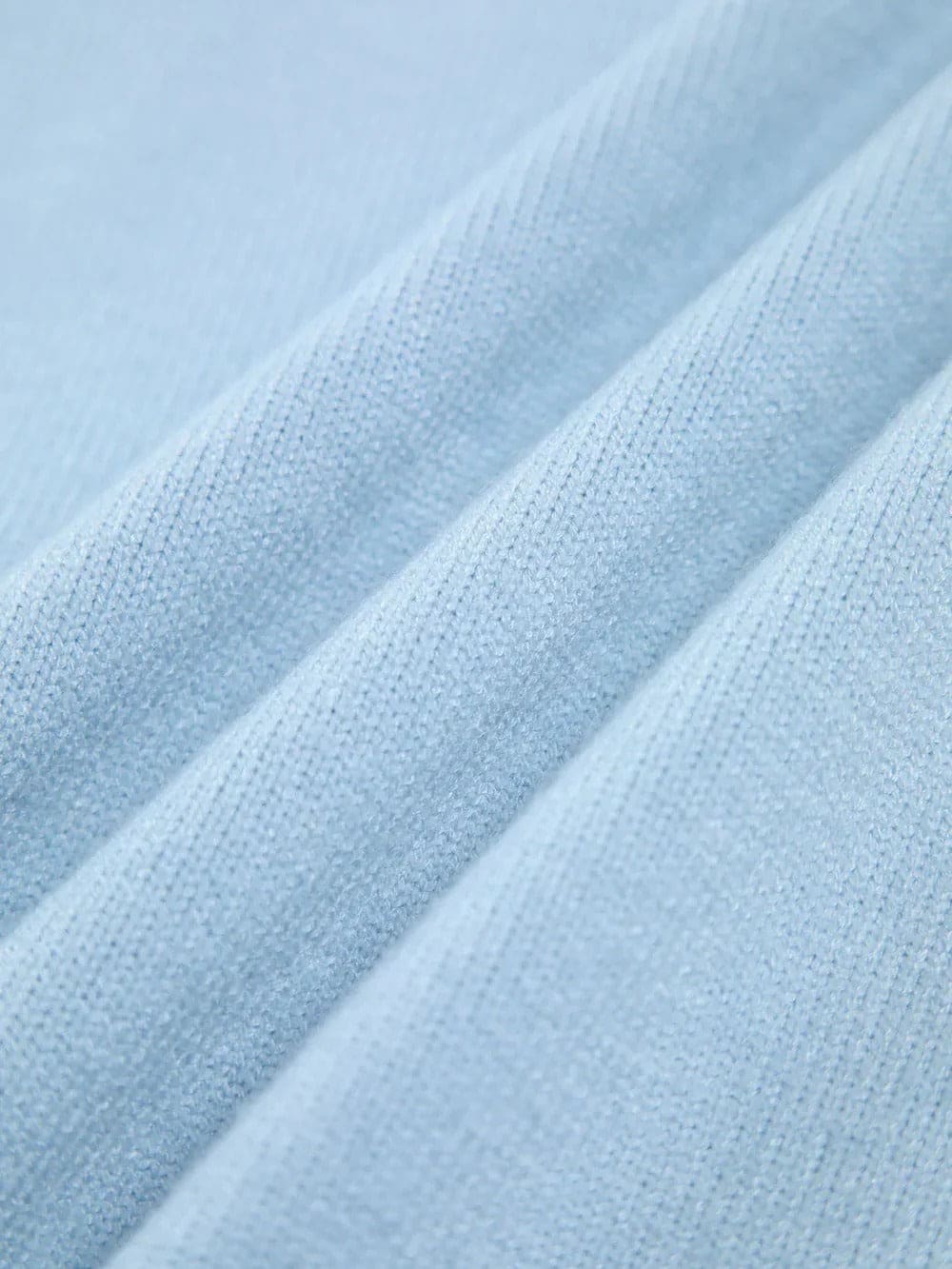 Kvinde iført lyseblå kortærmet sweater med høj hals og oversize pasform_8
