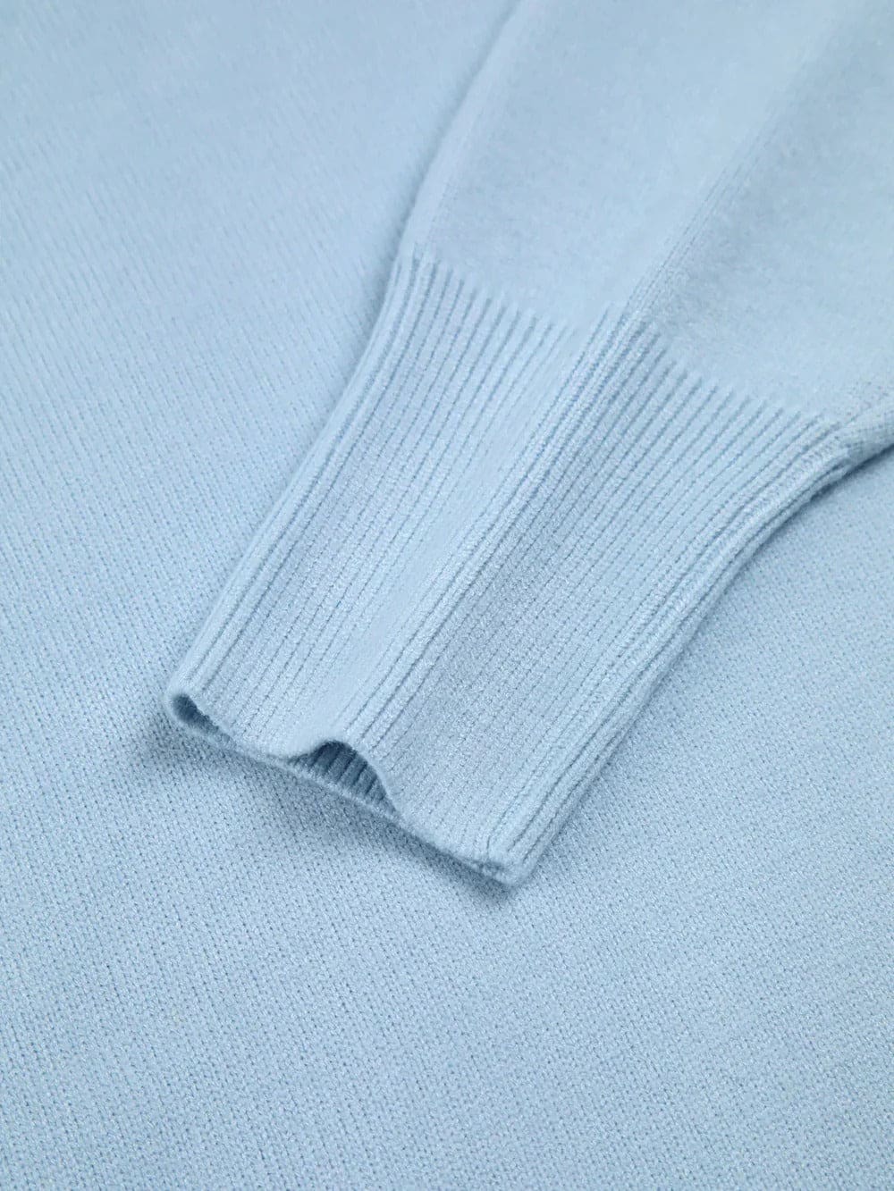 Kvinde iført lyseblå kortærmet sweater med høj hals og oversize pasform_9