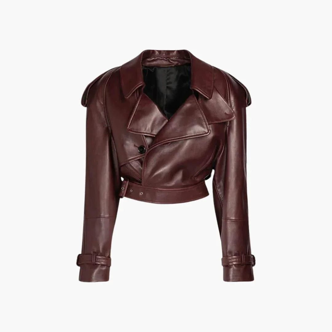 Kortet bikerjakke i dyb burgundy-brun nuance med notch lapel, asymmetrisk knaplukning og bælte i taljen, vist fra fronten_0