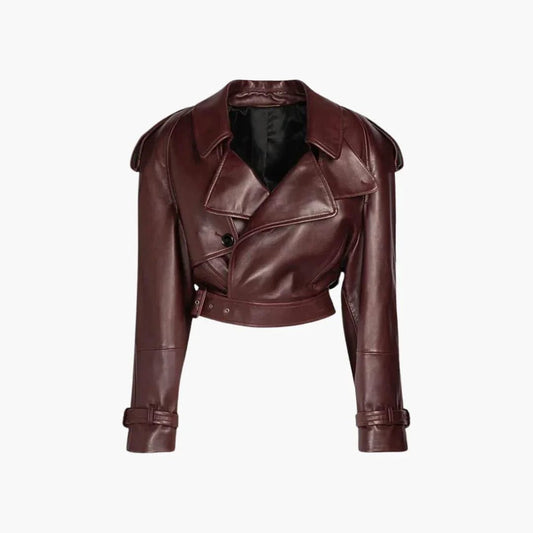 Kortet bikerjakke i dyb burgundy-brun nuance med notch lapel, asymmetrisk knaplukning og bælte i taljen, vist fra fronten_0