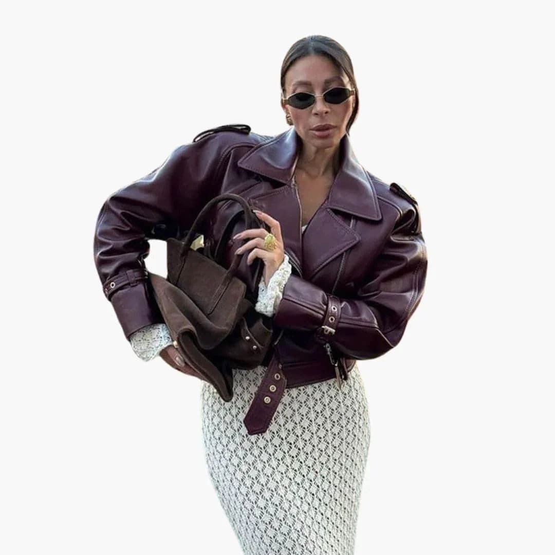 Kortet bikerjakke i dyb burgundy-brun nuance med notch lapel, asymmetrisk knaplukning og bælte i taljen, vist fra fronten_2