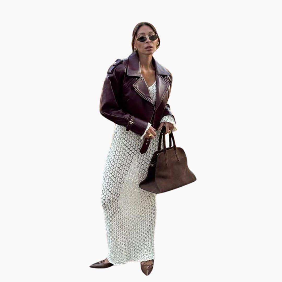 Kortet bikerjakke i dyb burgundy-brun nuance med notch lapel, asymmetrisk knaplukning og bælte i taljen, vist fra fronten_3