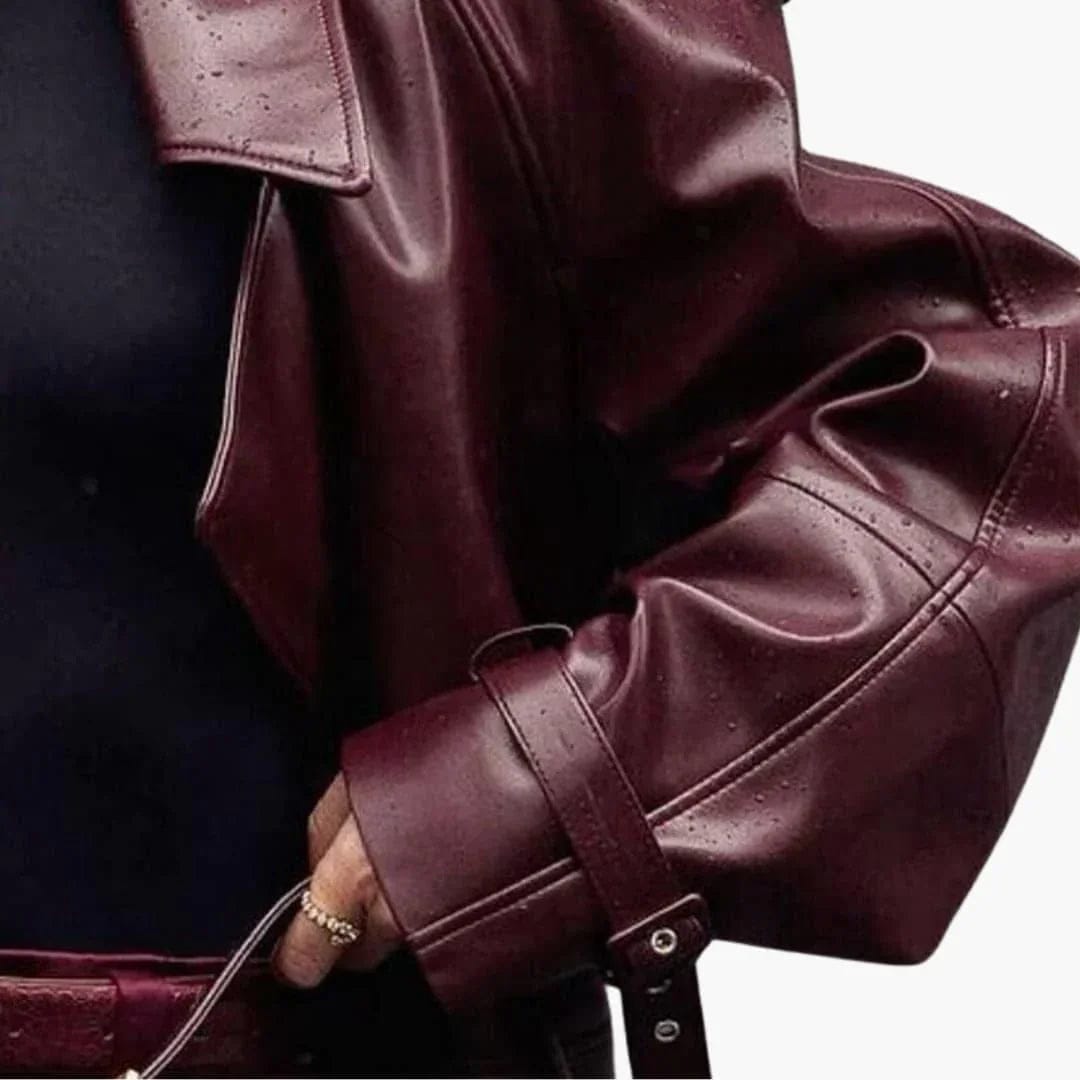 Kortet bikerjakke i dyb burgundy-brun nuance med notch lapel, asymmetrisk knaplukning og bælte i taljen, vist fra fronten_4