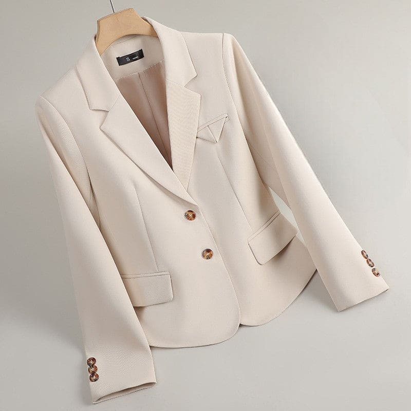 En figursyet blazer med klassiske revers, to knapper, klaplommer og knapdetaljer ved manchetterne på en bøjle._0