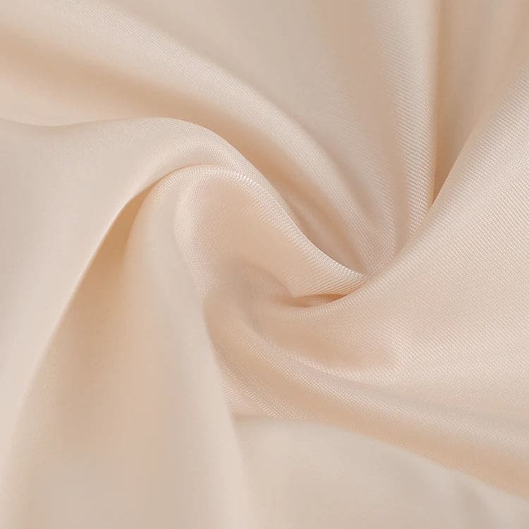 En figursyet blazer med klassiske revers, to knapper, klaplommer og knapdetaljer ved manchetterne på en bøjle._7