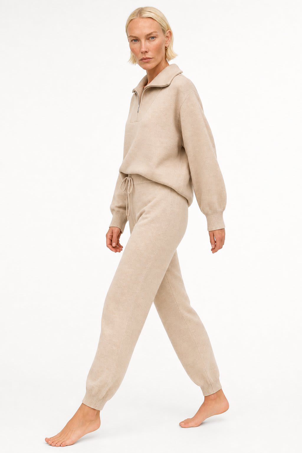 Model iført et loungewear-sæt bestående af en sweatshirt med halv lynlås og matchende joggingbukser i rosenfarvet nuance._1