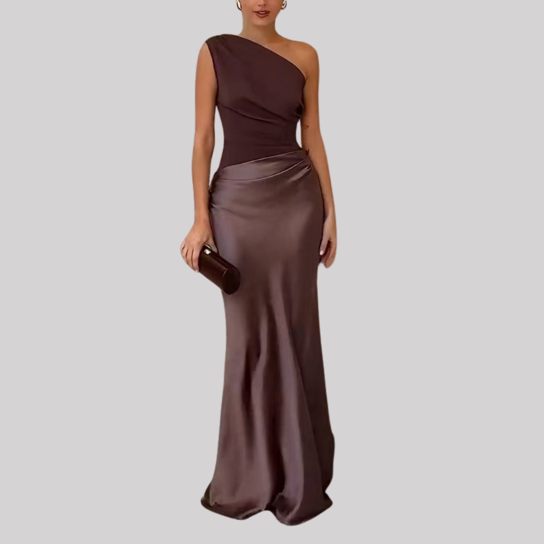 Kvinde iført en elegant one-shoulder maxikjole med drapering og lang, flydende silhuet til festlige lejligheder._0