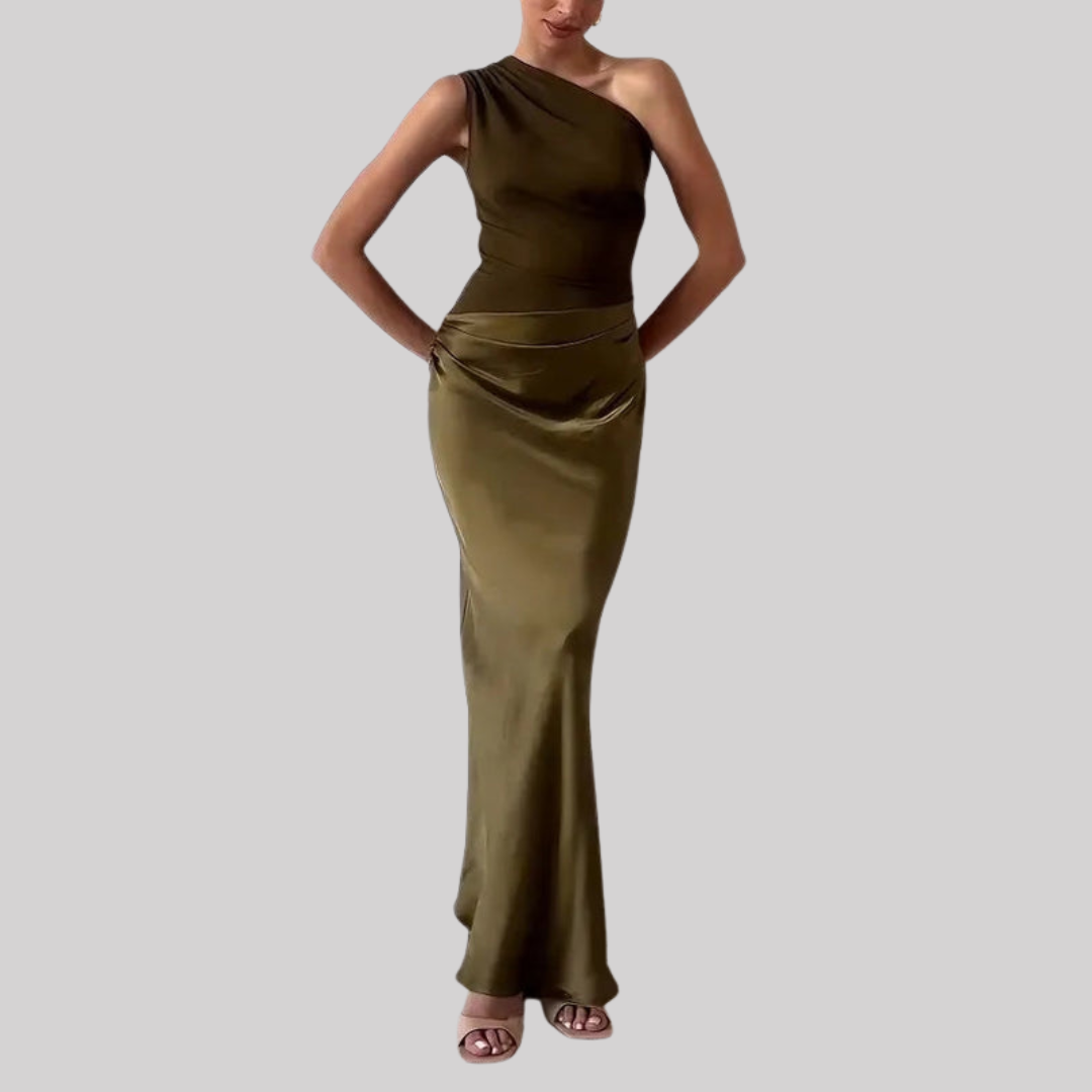 Kvinde iført en elegant one-shoulder maxikjole med drapering og lang, flydende silhuet til festlige lejligheder._3