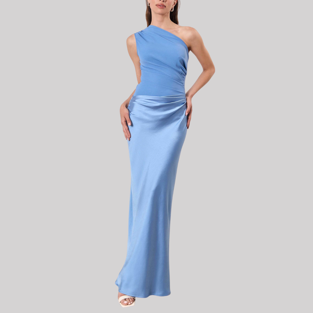 Kvinde iført en elegant one-shoulder maxikjole med drapering og lang, flydende silhuet til festlige lejligheder._4