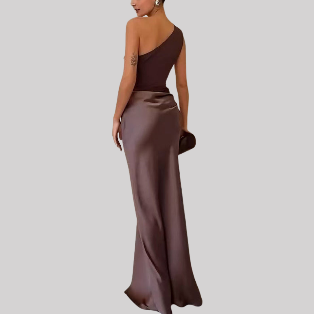 Kvinde iført en elegant one-shoulder maxikjole med drapering og lang, flydende silhuet til festlige lejligheder._5
