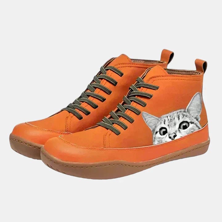 Par orange sneakers med høj skaft, snørelukning og dekorativt kattemotiv på siden_0