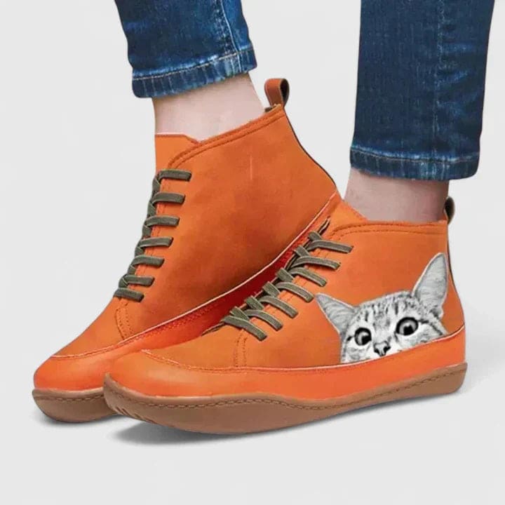 Par orange sneakers med høj skaft, snørelukning og dekorativt kattemotiv på siden_5