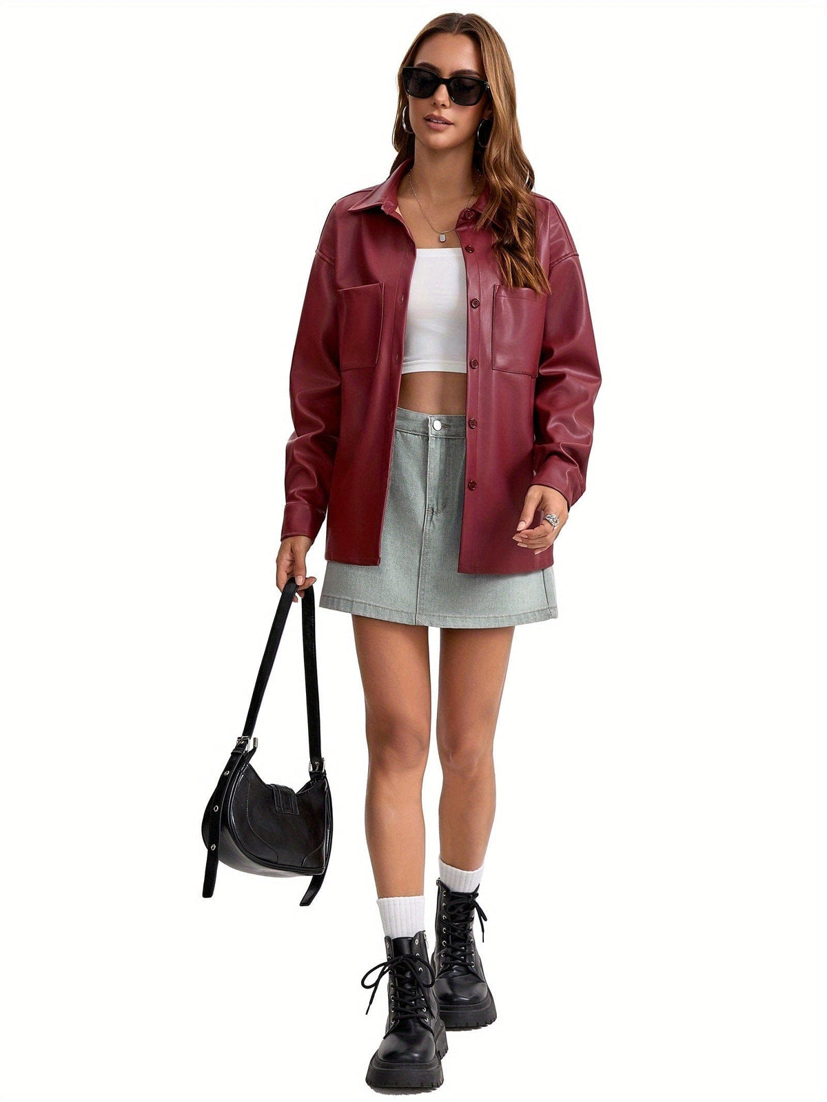 Kvinde iført oversized skjortejakke med krave, knaplukning foran og brystlommer, stylet med brune shorts._1