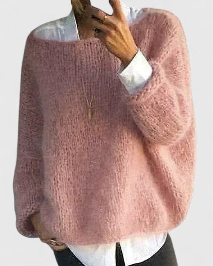 Kvinde iført en oversized rosa sweater over en hvid skjorte, med en afslappet og elegant stil._0