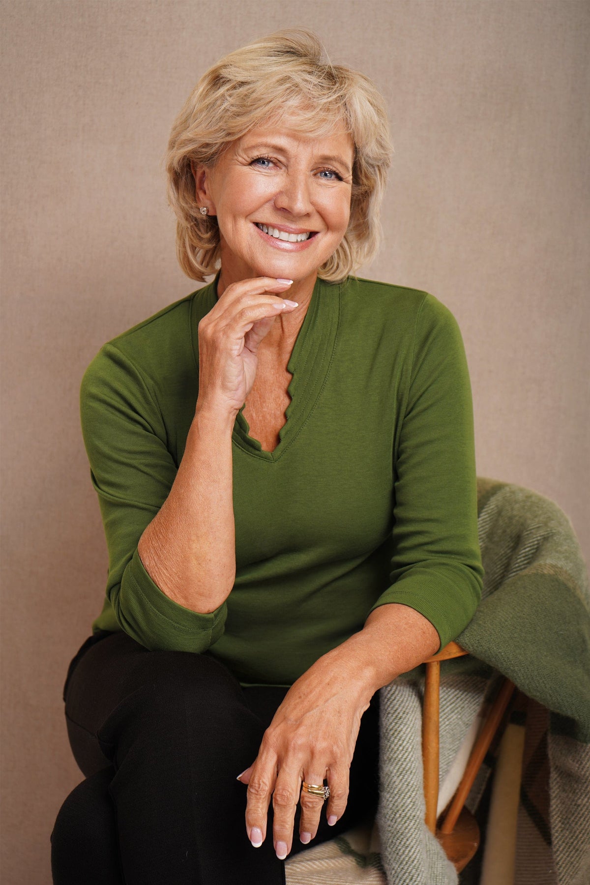 Camilla | Bluse med v-hals, takket kant og 3/4 ærmer