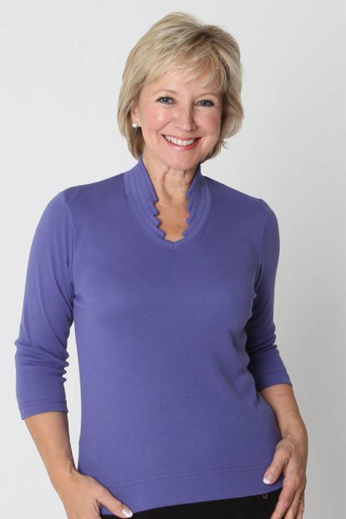 Camilla | Bluse med v-hals, takket kant og 3/4 ærmer