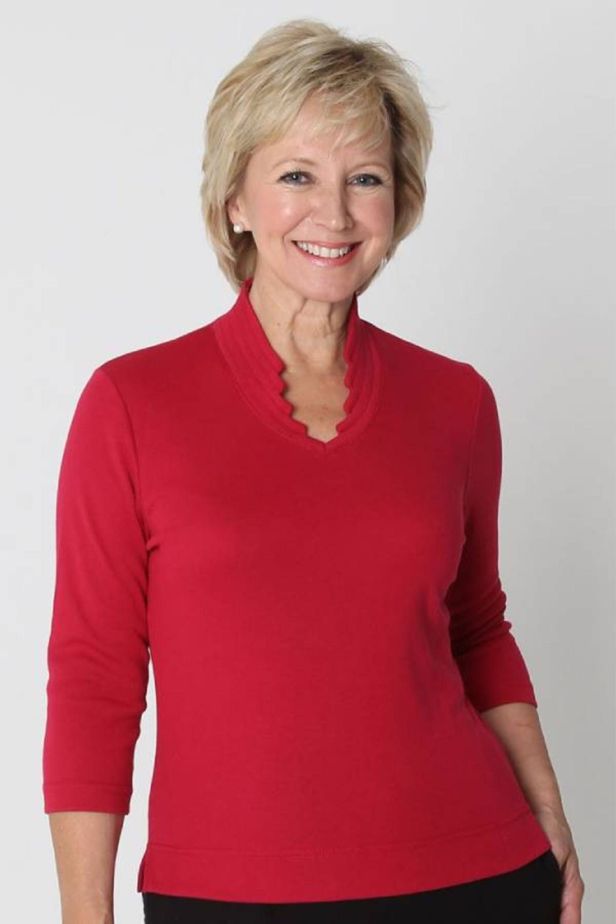 Camilla | Bluse med v-hals, takket kant og 3/4 ærmer