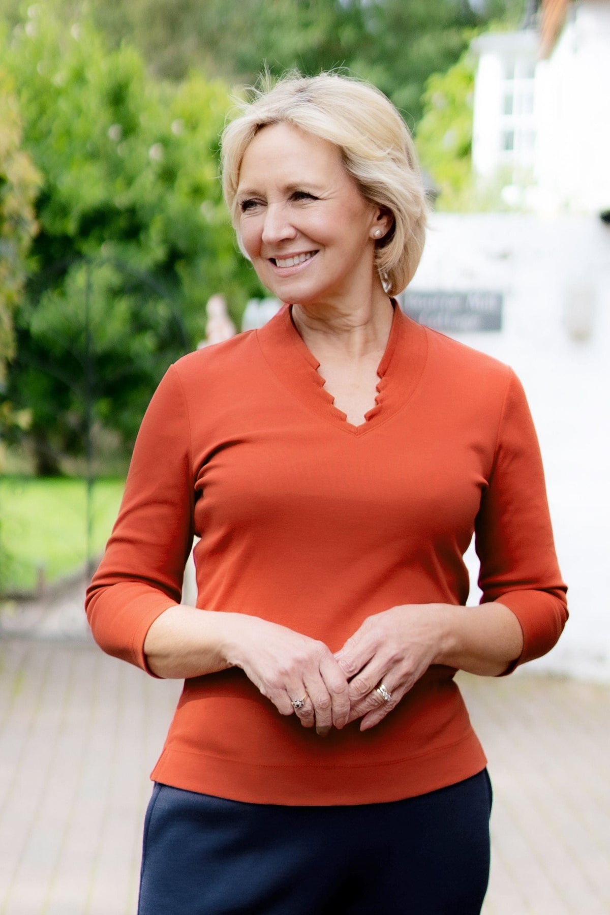 Camilla | Bluse med v-hals, takket kant og 3/4 ærmer