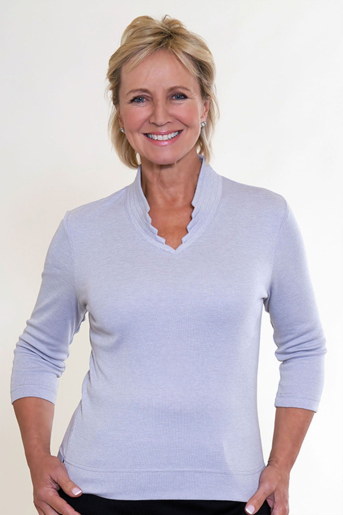 Camilla | Bluse med v-hals, takket kant og 3/4 ærmer