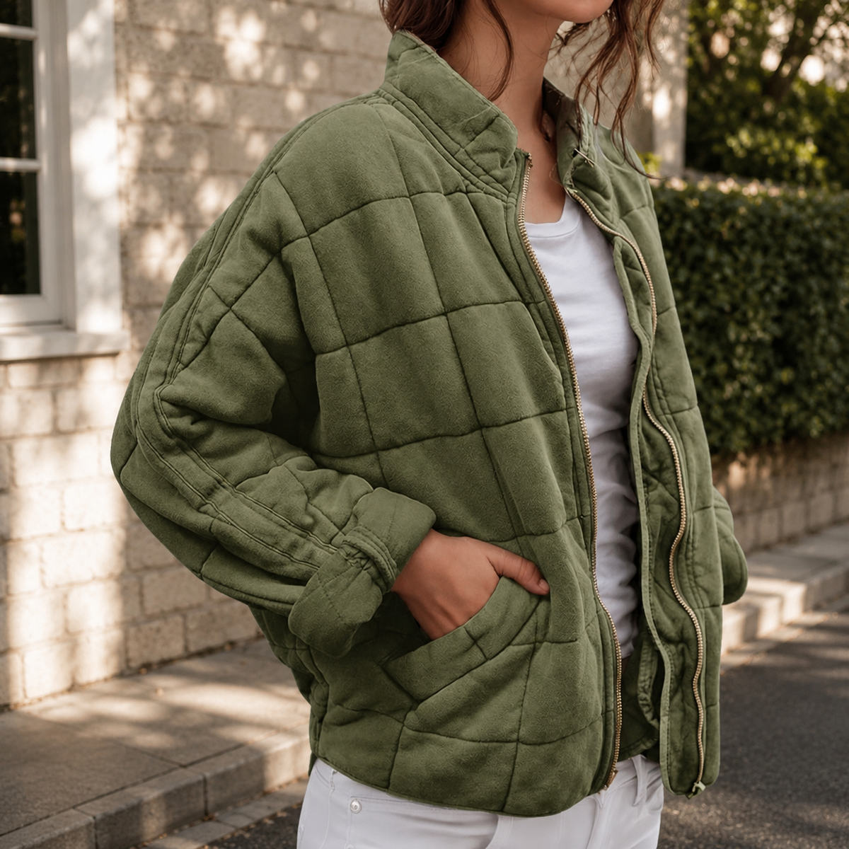 Cecilie | Quiltet oversize jakke med lynlås, ståkrave og sidelommer