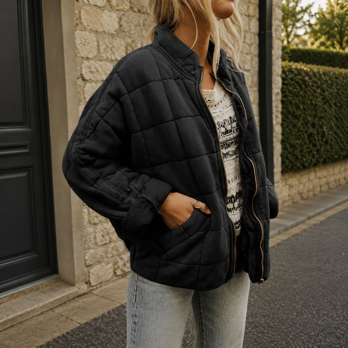 Cecilie | Quiltet oversize jakke med lynlås, ståkrave og sidelommer