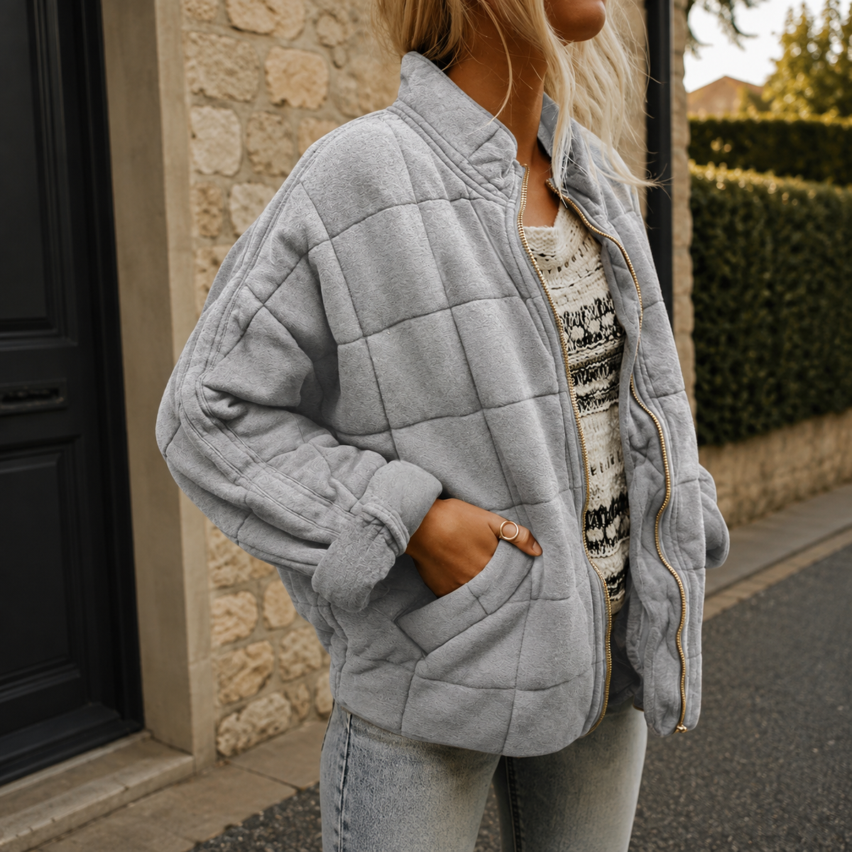 Cecilie | Quiltet oversize jakke med lynlås, ståkrave og sidelommer