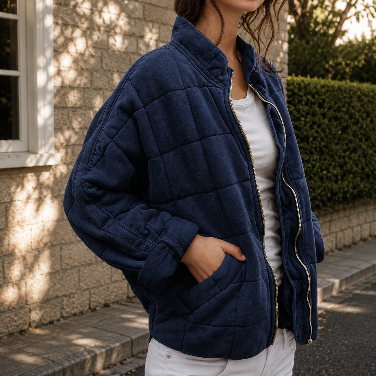 Cecilie | Quiltet oversize jakke med lynlås, ståkrave og sidelommer