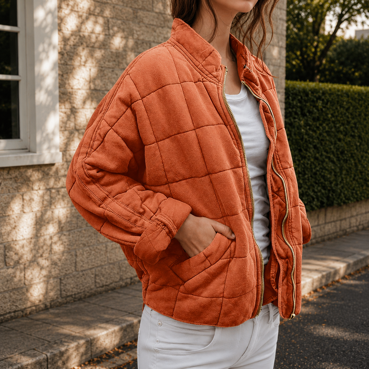 Cecilie | Quiltet oversize jakke med lynlås, ståkrave og sidelommer