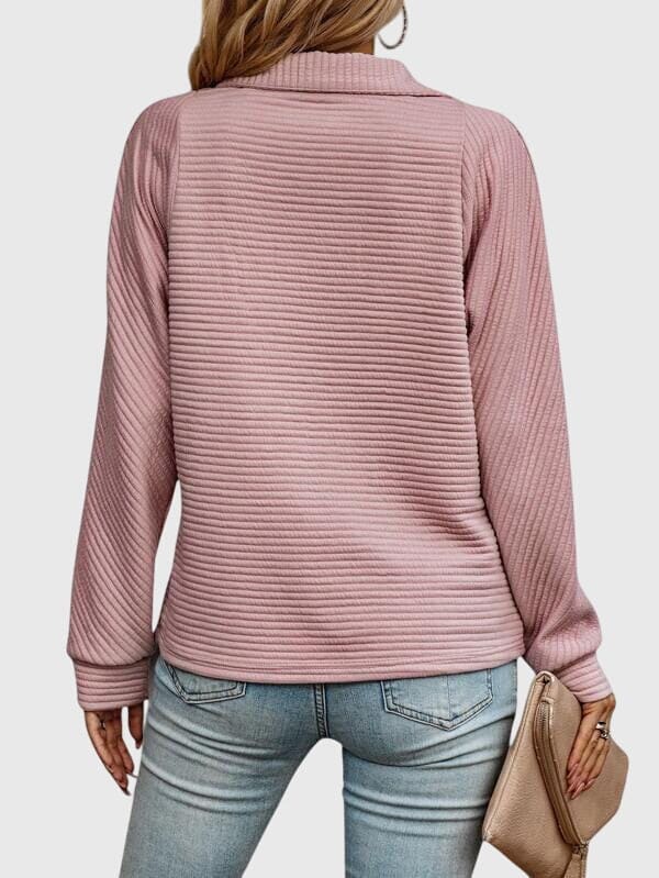 Model iført lys rosa ribstrikket sweater med halvlynlås i halsen og afslappet pasform, kombineret med lyse jeans._3