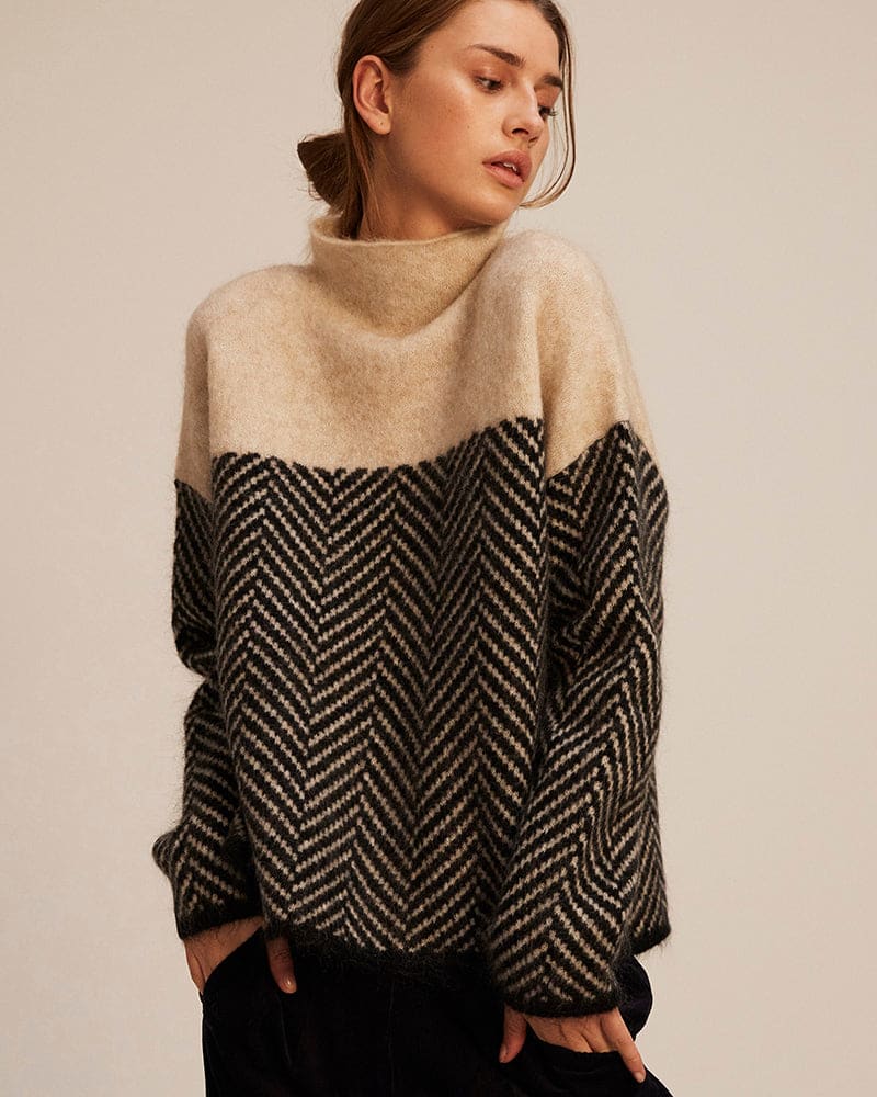 Laura | Rullekrave Sweater Med Chevron Mønster Og Colorblock Design