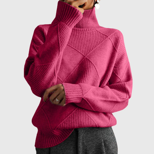 Kvinde iført en pink sweater med høj rullekrave og geometrisk mønster i oversized pasform._0