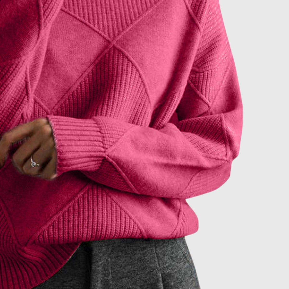 Kvinde iført en pink sweater med høj rullekrave og geometrisk mønster i oversized pasform._1