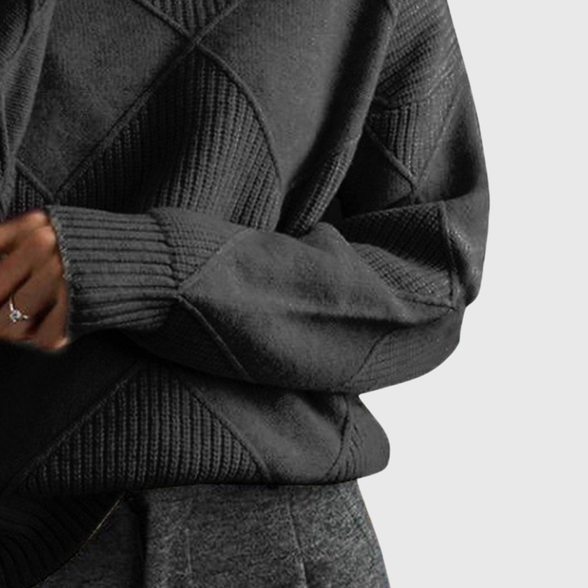 Kvinde iført en pink sweater med høj rullekrave og geometrisk mønster i oversized pasform._10