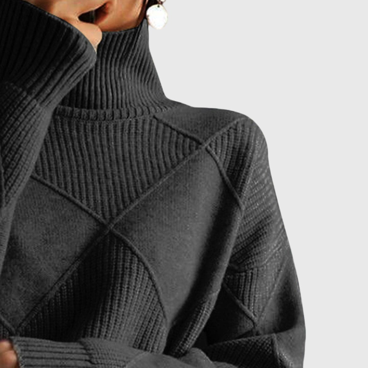 Kvinde iført en pink sweater med høj rullekrave og geometrisk mønster i oversized pasform._11
