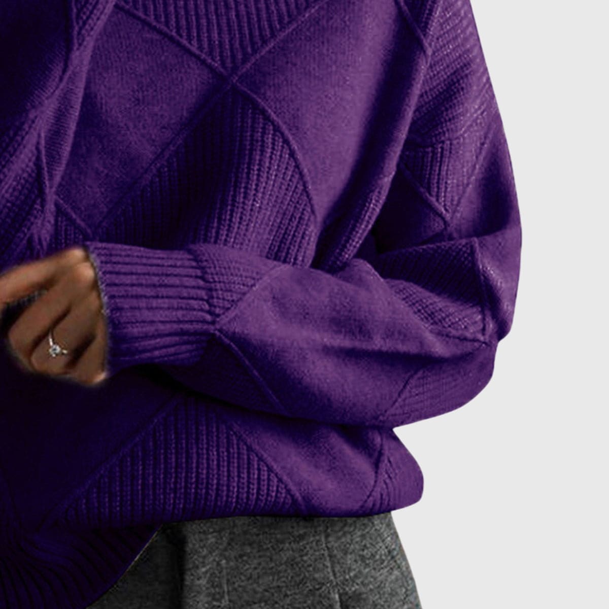 Kvinde iført en pink sweater med høj rullekrave og geometrisk mønster i oversized pasform._13