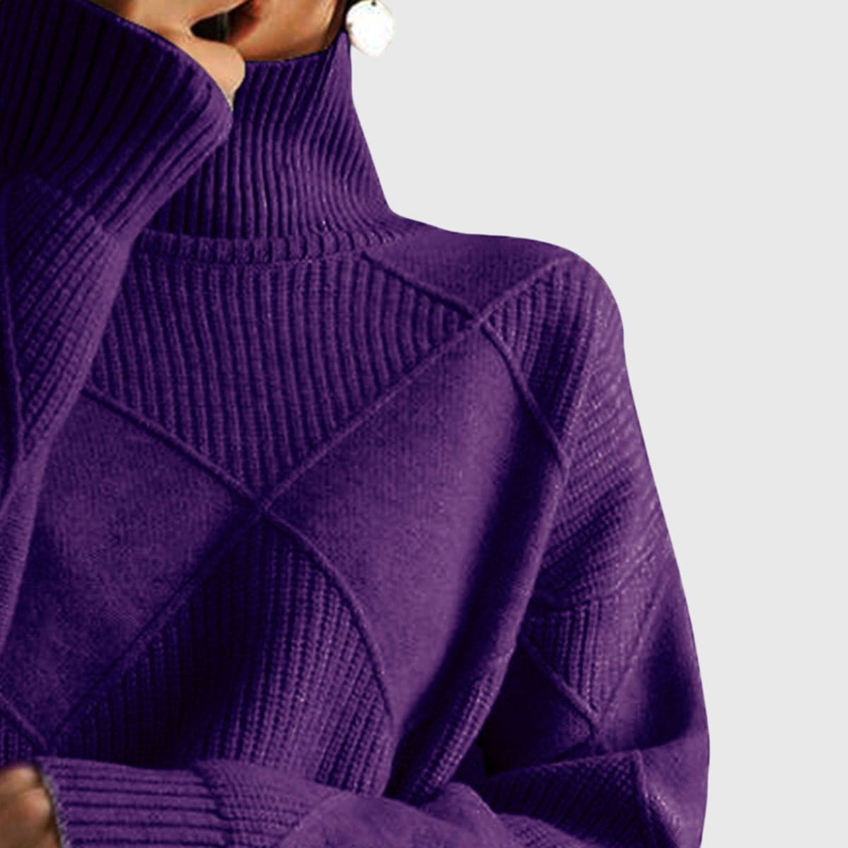 Kvinde iført en pink sweater med høj rullekrave og geometrisk mønster i oversized pasform._14