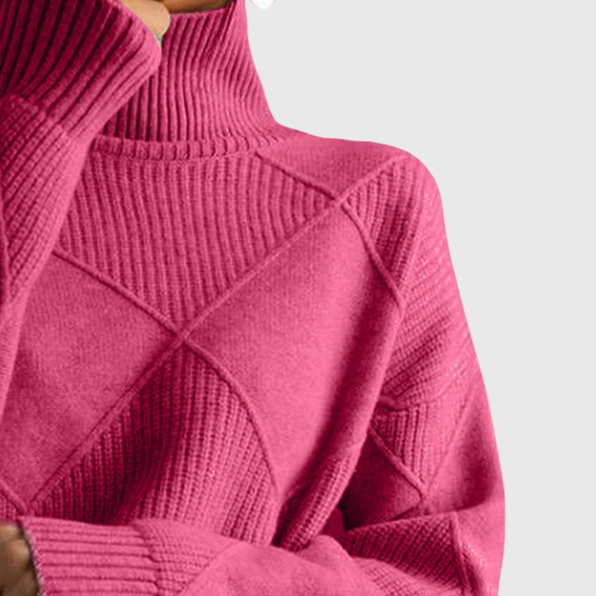 Kvinde iført en pink sweater med høj rullekrave og geometrisk mønster i oversized pasform._2