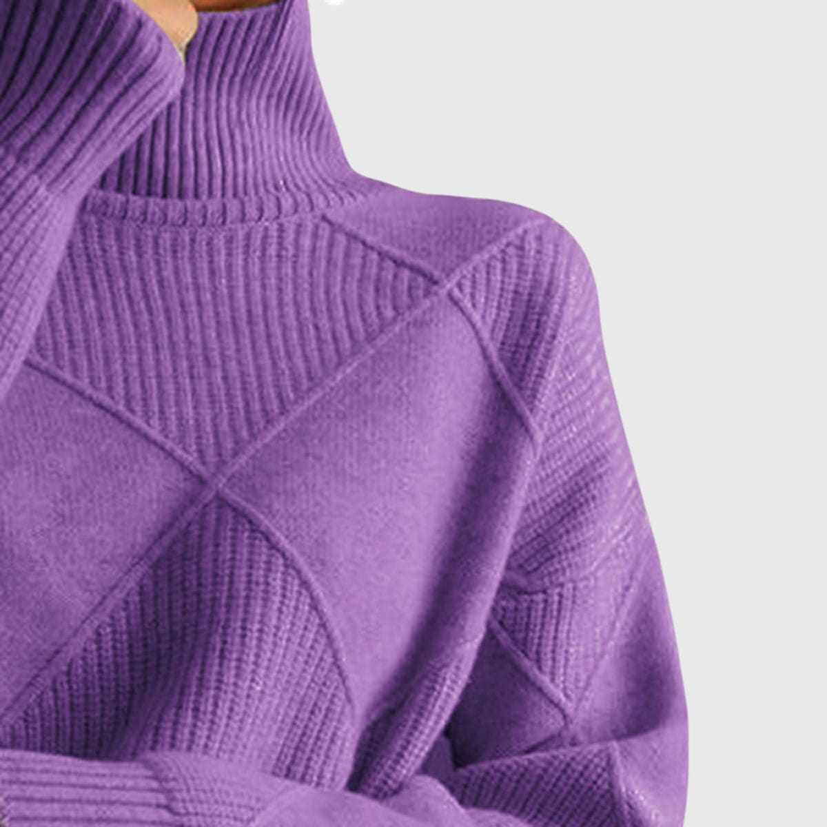 Kvinde iført en pink sweater med høj rullekrave og geometrisk mønster i oversized pasform._4