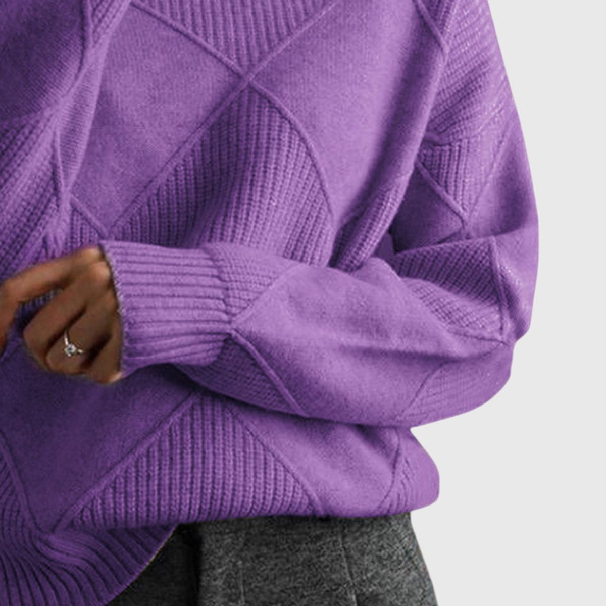 Kvinde iført en pink sweater med høj rullekrave og geometrisk mønster i oversized pasform._5