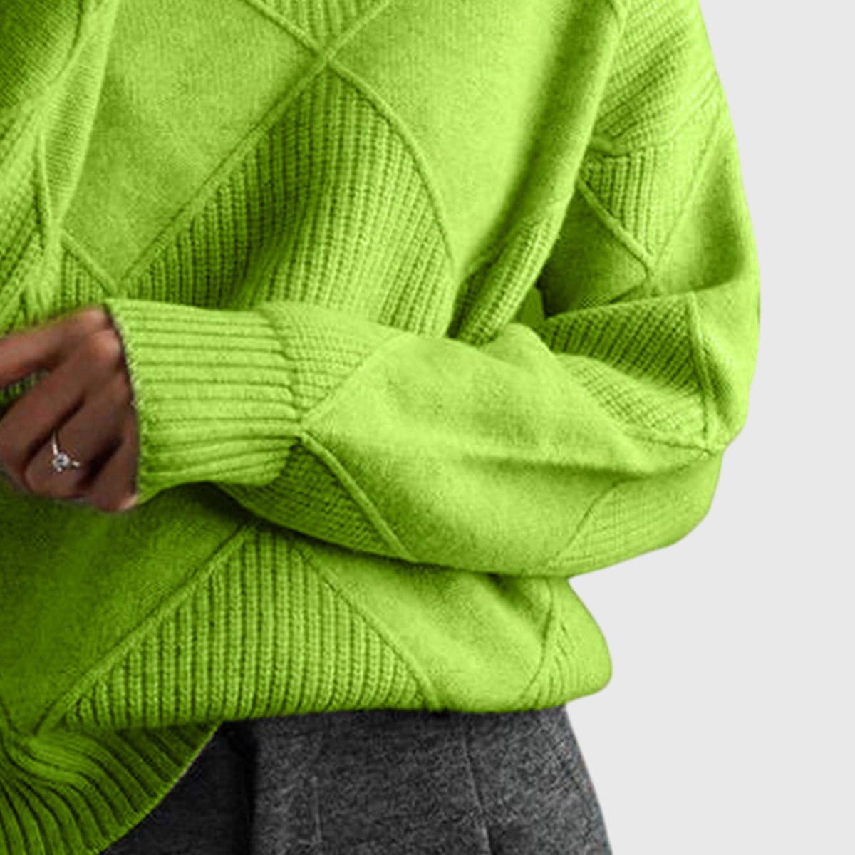 Kvinde iført en pink sweater med høj rullekrave og geometrisk mønster i oversized pasform._7