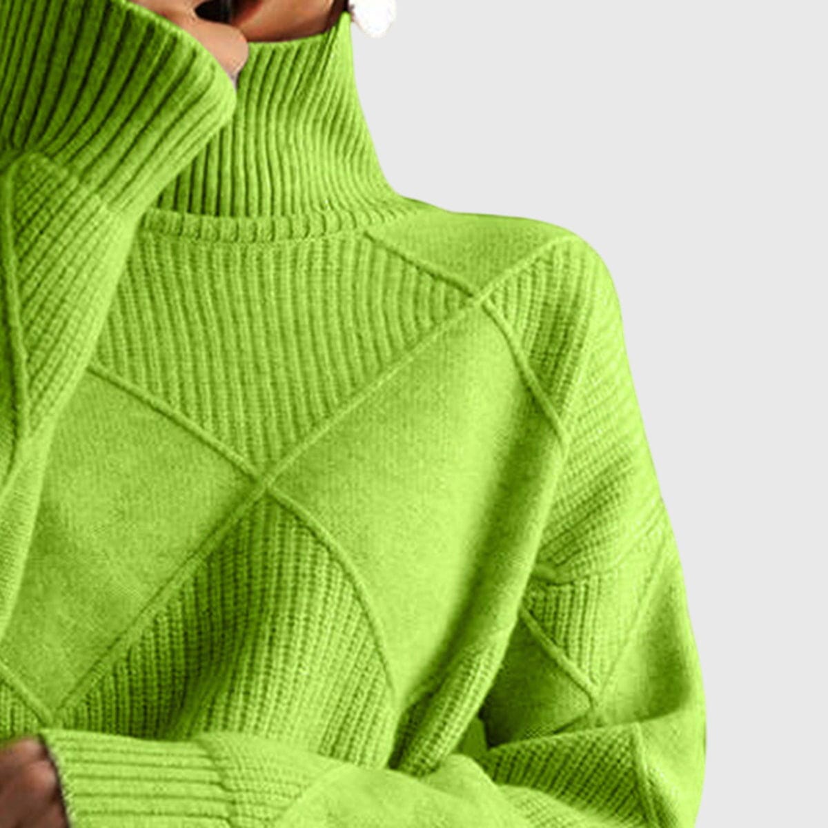Kvinde iført en pink sweater med høj rullekrave og geometrisk mønster i oversized pasform._8