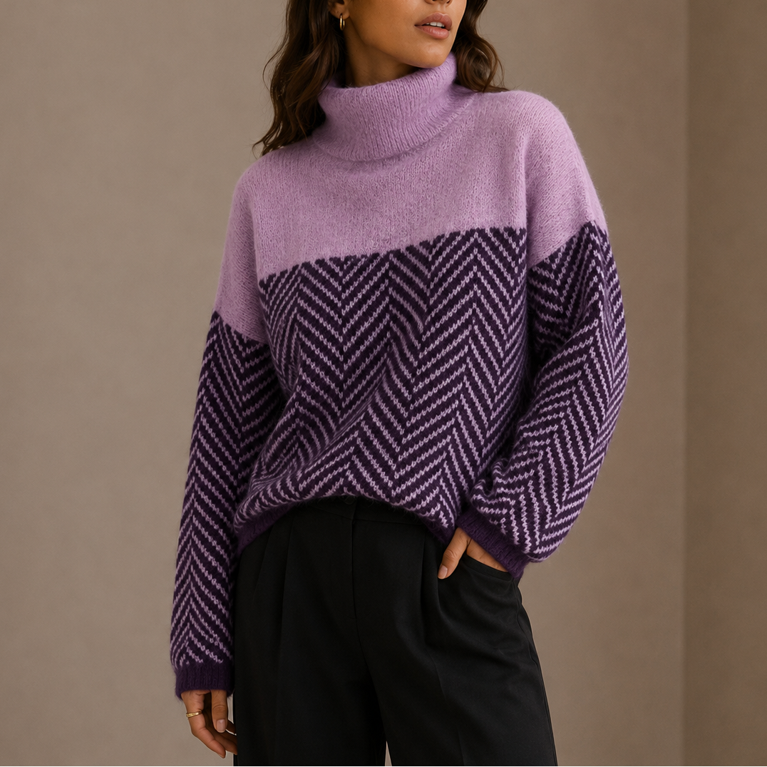 Model iført lilla sweater med sildebensmønster og rullekrave, stylet med sorte bukser._0