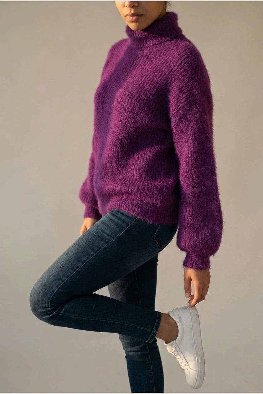 Model i lys, luftig rullekravesweater med ballonærmer, ribbede manchetter og kant, stylet med grå bukser og hvide sneakers._10