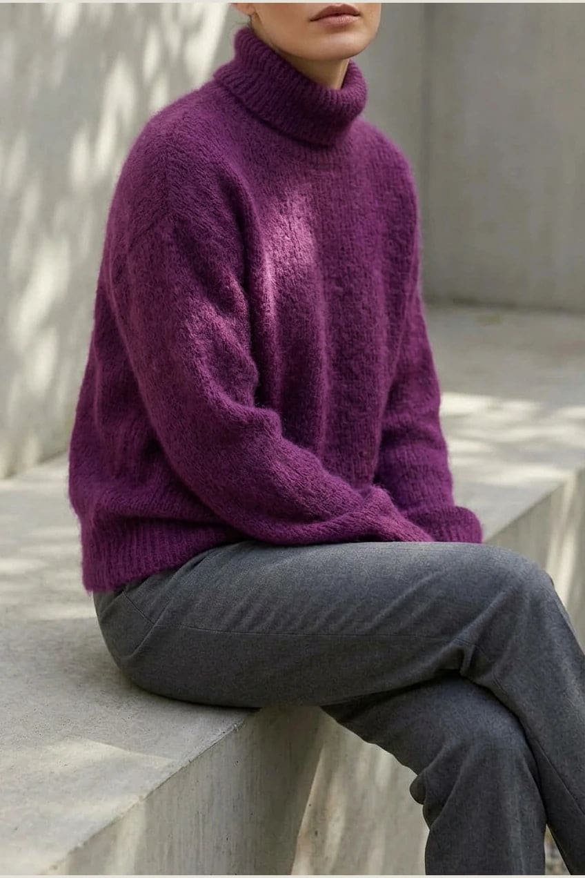 Model i lys, luftig rullekravesweater med ballonærmer, ribbede manchetter og kant, stylet med grå bukser og hvide sneakers._11