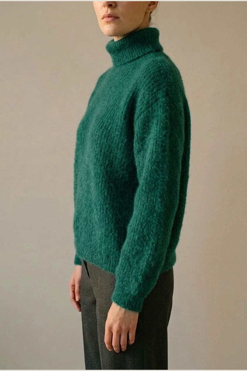 Model i lys, luftig rullekravesweater med ballonærmer, ribbede manchetter og kant, stylet med grå bukser og hvide sneakers._15