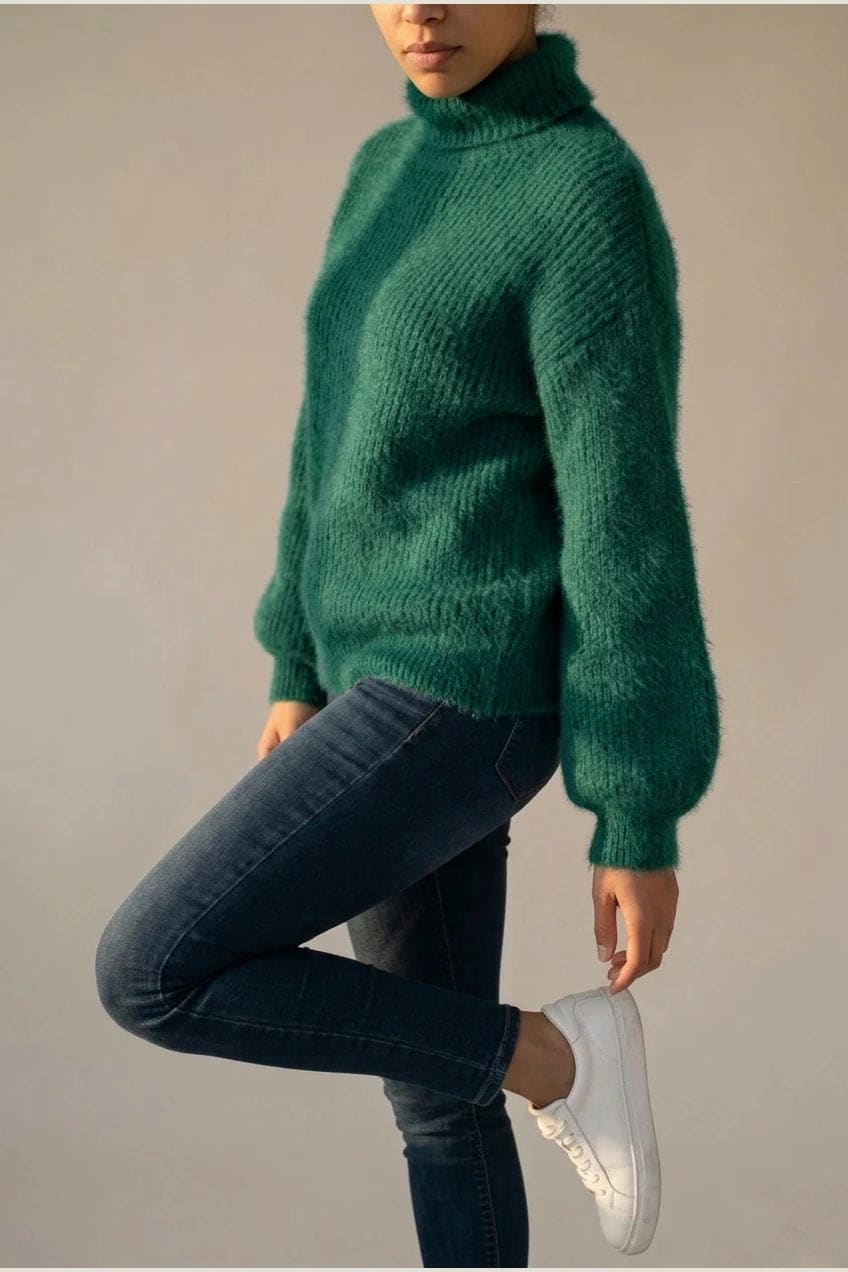 Model i lys, luftig rullekravesweater med ballonærmer, ribbede manchetter og kant, stylet med grå bukser og hvide sneakers._16