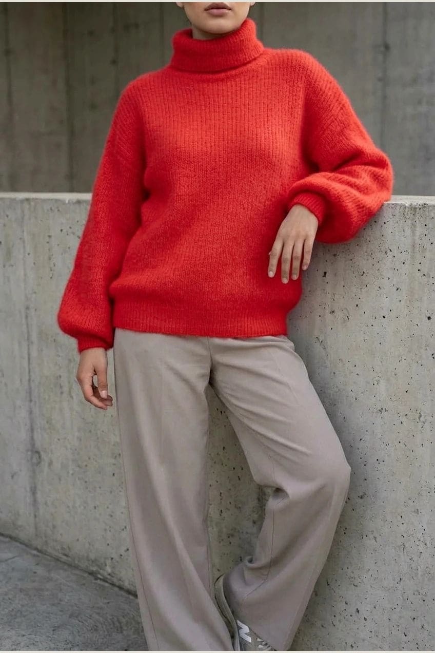 Model i lys, luftig rullekravesweater med ballonærmer, ribbede manchetter og kant, stylet med grå bukser og hvide sneakers._20